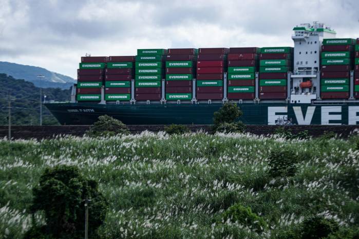 Un buque de portacontenedores pasando por el Canal de Panamá por las esclusas de Miraflores y Cocoli. Un buque de portacontenedores pasando por el Canal de Panamá por las esclusas de Miraflores y Cocoli.