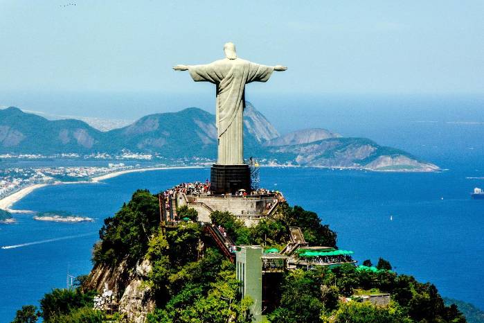 Río de Janeiro es una ciudad costera de Brasil, famosa por sus playas y la estatua del Cristo Redentor. Río de Janeiro es una ciudad costera de Brasil, famosa por sus playas y la estatua del Cristo Redentor.