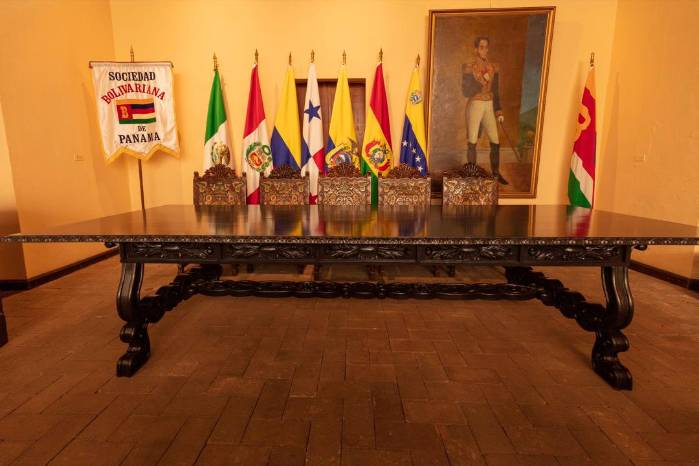 Vista actual de dónde Salón en que se realizó la sesión capitular del Congreso Anfictiónico o Congreso de Panamá en lo que ahora se conoce como el Palacio Bolivar. Vista actual de dónde Salón en que se realizó la sesión capitular del Congreso Anfictiónico o Congreso de Panamá en lo que ahora se conoce como el Palacio Bolivar.