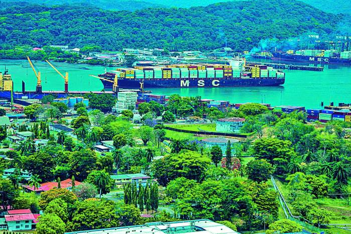 Por el Canal de Panamá transitan a diario entre 13.000 y 14.000 barcos. Por el Canal de Panamá transitan a diario entre 13.000 y 14.000 barcos.