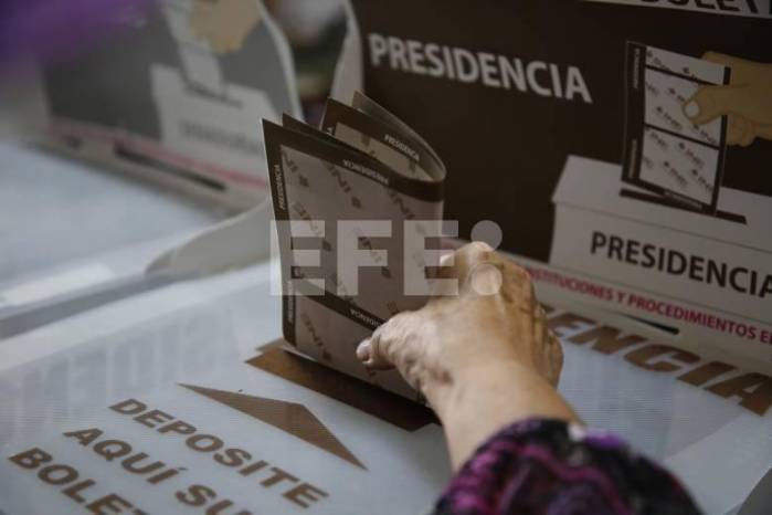 Una mujer vota en las elecciones generales mexicanas este domingo, en un colegio electoral en la ciudad de Guadalajara en Jalisco (México). Una mujer vota en las elecciones generales mexicanas este domingo, en un colegio electoral en la ciudad de Guadalajara en Jalisco (México).