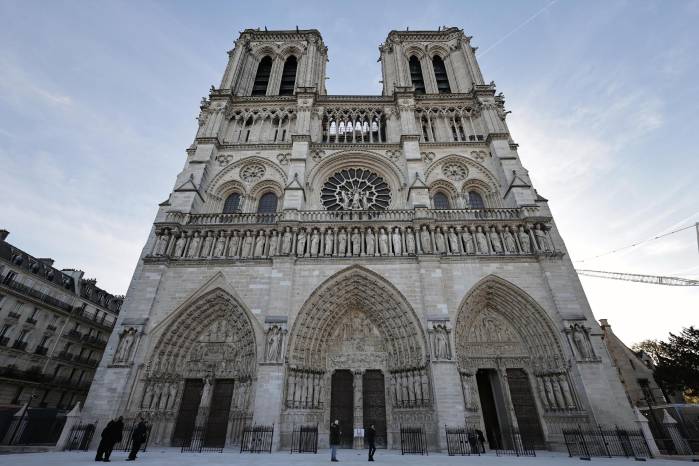 Exterior de la catedral de Notre-Dame. Exterior de la catedral de Notre-Dame.