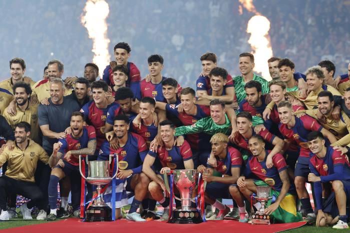 Los jugadores del Barcelona celebran el título de Liga, de Copa del Rey y de Supercopa de España. Los jugadores del Barcelona celebran el título de Liga, de Copa del Rey y de Supercopa de España.