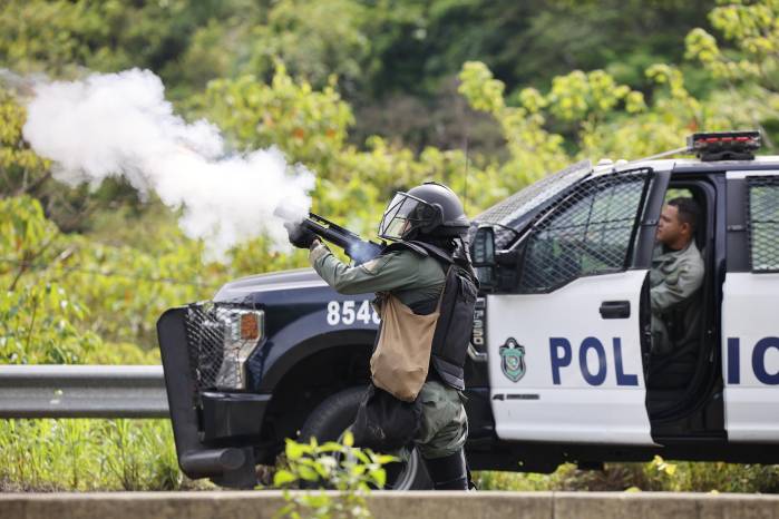 Policía dispara gases a manifestantes en Veraguas. Mulino confirmó que “mantendrá abiertas” todas las vías ante los cierres. Policía dispara gases a manifestantes en Veraguas. Mulino confirmó que “mantendrá abiertas” todas las vías ante los cierres.