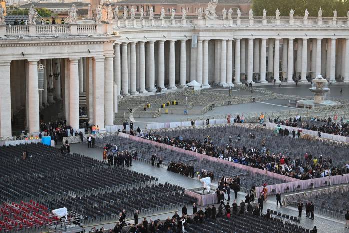 Dale Señor el descanso eterno… El himno de entrada del féretro del papa Francisco a la Basílica de San Pedro Dale Señor el descanso eterno… El himno de entrada del féretro del papa Francisco a la Basílica de San Pedro