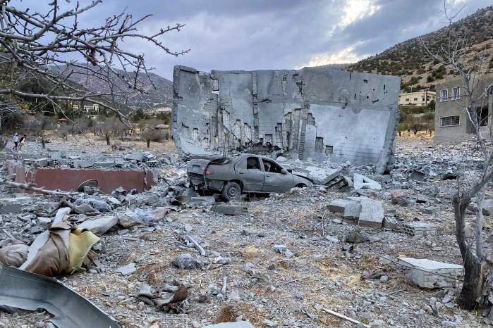 En Líbano, al menos 20 personas, incluyendo tres niños, murieron en un bombardeo israelí. En Líbano, al menos 20 personas, incluyendo tres niños, murieron en un bombardeo israelí.