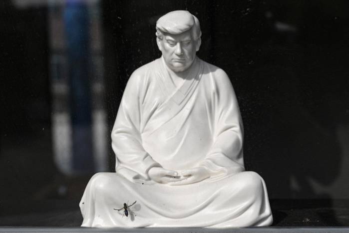 escultura del presidente electo de Estados Unidos, Donald Trump, en una pose que evoca a Buda. escultura del presidente electo de Estados Unidos, Donald Trump, en una pose que evoca a Buda.