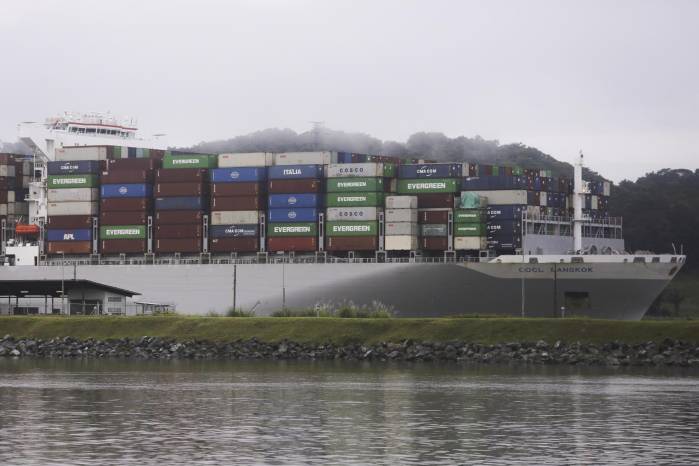 Fotografía de archivo de un buque que transita por el Canal en Ciudad de Panamá. Fotografía de archivo de un buque que transita por el Canal en Ciudad de Panamá.