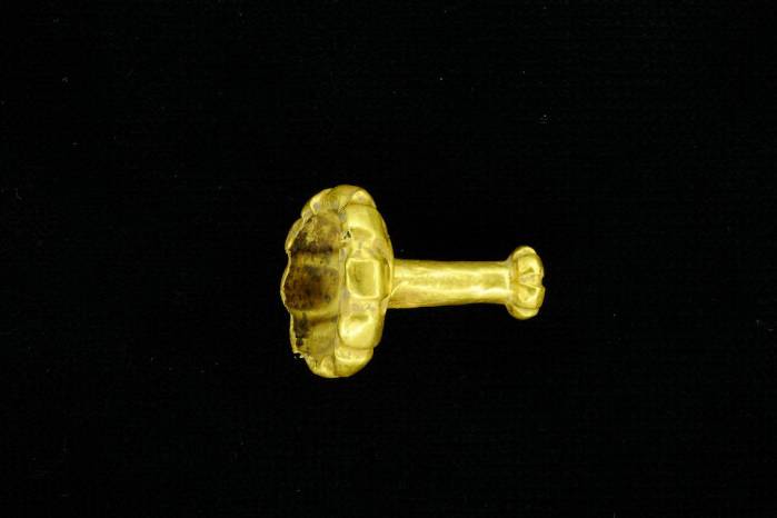 Estos tapones eran pegados a la orejera (barra de piedra con fundas de oro) usando para ello resina. Estos tapones eran pegados a la orejera (barra de piedra con fundas de oro) usando para ello resina.