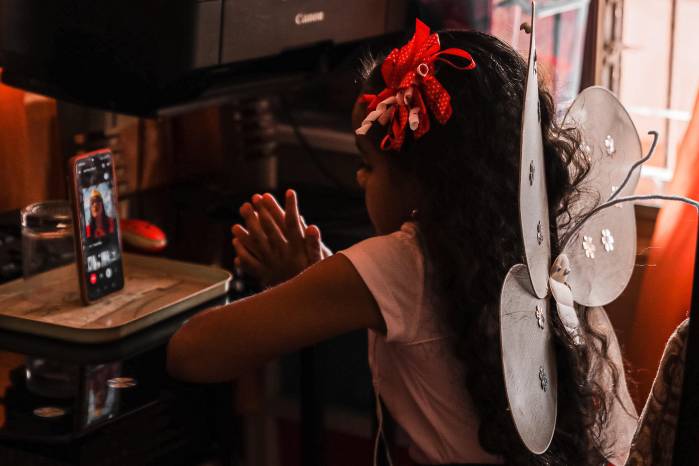 Niña estudia a través de la modalidad virtual durante la pandemia de COVID-19. Niña estudia a través de la modalidad virtual durante la pandemia de COVID-19.