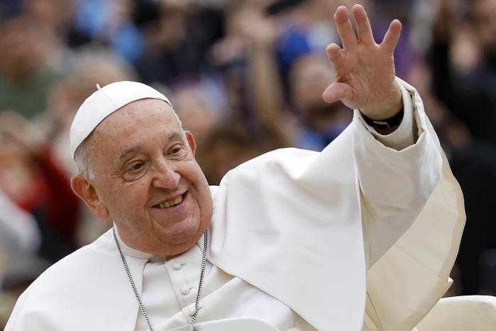 FOTODELDIA CIUDAD DEL VATICANO (VATICANO) 21/04/2025.- Fotografía de archivo del pasado 20 de noviembre de 2024 que muestra al papa Francisco durante una audiencia general en la Plaza de San Pedro en el Vaticano. El papa Francisco falleció este lunes a las 7.35 horas (5.35 GMT) en su residencia de la Casa Santa Marta, anunció en un vídeo mensaje el camarlengo, el cardenal Kevin Joseph FarrelEFE/ Fabio Frustaci FOTODELDIA CIUDAD DEL VATICANO (VATICANO) 21/04/2025.- Fotografía de archivo del pasado 20 de noviembre de 2024 que muestra al papa Francisco durante una audiencia general en la Plaza de San Pedro en el Vaticano. El papa Francisco falleció este lunes a las 7.35 horas (5.35 GMT) en su residencia de la Casa Santa Marta, anunció en un vídeo mensaje el camarlengo, el cardenal Kevin Joseph FarrelEFE/ Fabio Frustaci