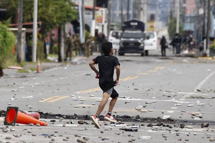 Una persona recorre una zona afectada por una manifestación esté sábado, en Changuinola, Bocas del Toro. Una persona recorre una zona afectada por una manifestación esté sábado, en Changuinola, Bocas del Toro.