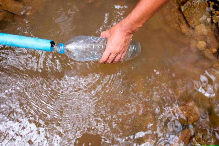 La reutilización de los envases de plástico conlleva una contaminación bacteriana. La reutilización de los envases de plástico conlleva una contaminación bacteriana.