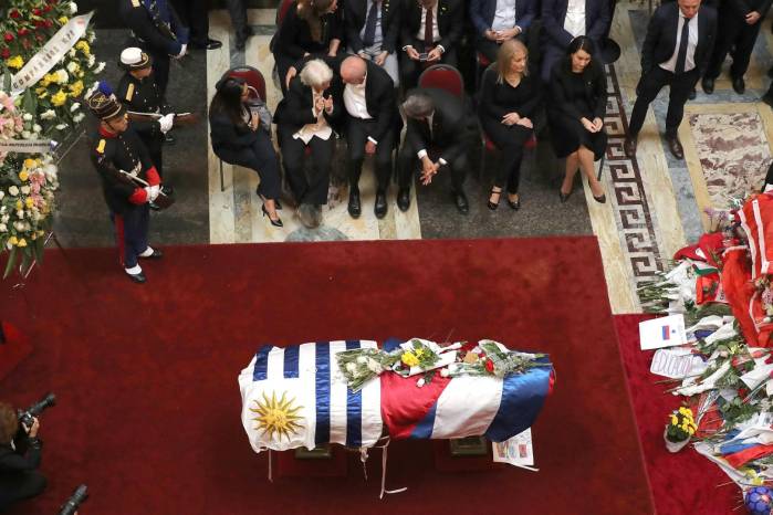 Desde la izquierda la primera dama de Brasil, Janja da Silva; la viuda, Lucía Topolansky; el presidente de Brasil, Luiz Inácio Lula da Silva; el presidente de Uruguay, Yamadú Orsi, y la vicepresidenta de Uruguay, Carolina Cosse, durante el segundo día del velatorio del expresidente uruguayo José Mujica este jueves, en el Palacio Legislativo en Montevideo, Uruguay. Desde la izquierda la primera dama de Brasil, Janja da Silva; la viuda, Lucía Topolansky; el presidente de Brasil, Luiz Inácio Lula da Silva; el presidente de Uruguay, Yamadú Orsi, y la vicepresidenta de Uruguay, Carolina Cosse, durante el segundo día del velatorio del expresidente uruguayo José Mujica este jueves, en el Palacio Legislativo en Montevideo, Uruguay.
