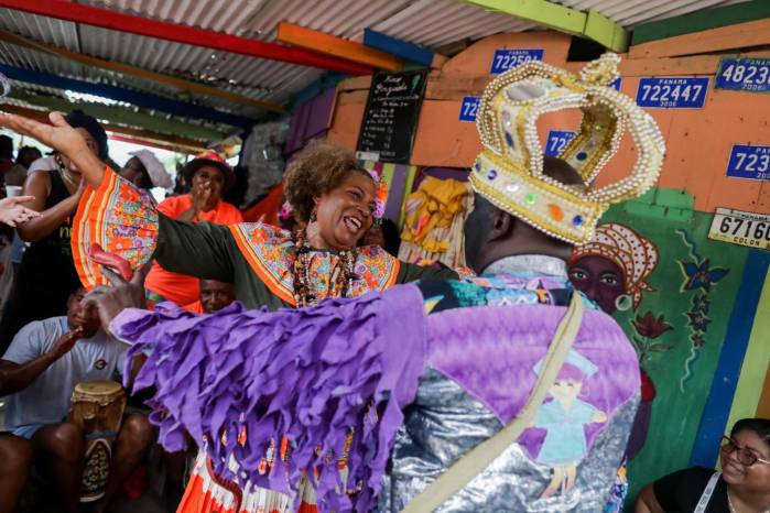 Una pareja baila durante el 14.º Festival de Diablos y Congos: Raíces, Tambores y Danzas. Una pareja baila durante el 14.º Festival de Diablos y Congos: Raíces, Tambores y Danzas.