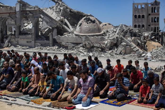 Ciudadanos palestinos desplazados durante la oración del viernes en las ruinas de la Mezquita Al-Islam, previamente destruida en un ataque aéreo israelí en Khan Yunis, al sur de la Franja de Gaza, este viernes. Ciudadanos palestinos desplazados durante la oración del viernes en las ruinas de la Mezquita Al-Islam, previamente destruida en un ataque aéreo israelí en Khan Yunis, al sur de la Franja de Gaza, este viernes.