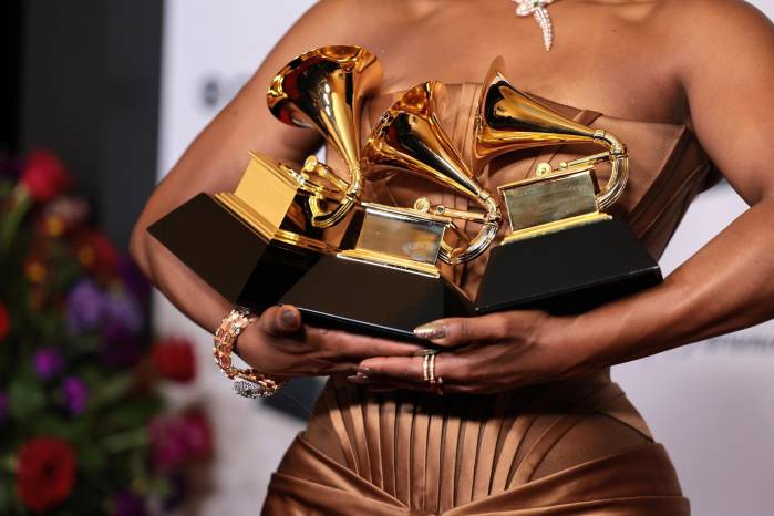 Una artista sostiene varios galardones de los premios Grammy 2024. Una artista sostiene varios galardones de los premios Grammy 2024.