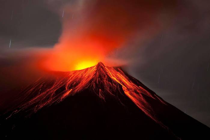 Vista del volcán ecuatoriano Tungurahua, situado en la frontera entre la provincia homónima y la del Chimborazo, en el centro andino de Ecuador. Vista del volcán ecuatoriano Tungurahua, situado en la frontera entre la provincia homónima y la del Chimborazo, en el centro andino de Ecuador.