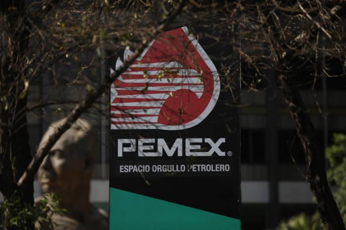 El logo de Pemex cerca al busto del General Lázaro Cárdenas, en las oficinas generales de Pemex en México. El logo de Pemex cerca al busto del General Lázaro Cárdenas, en las oficinas generales de Pemex en México.