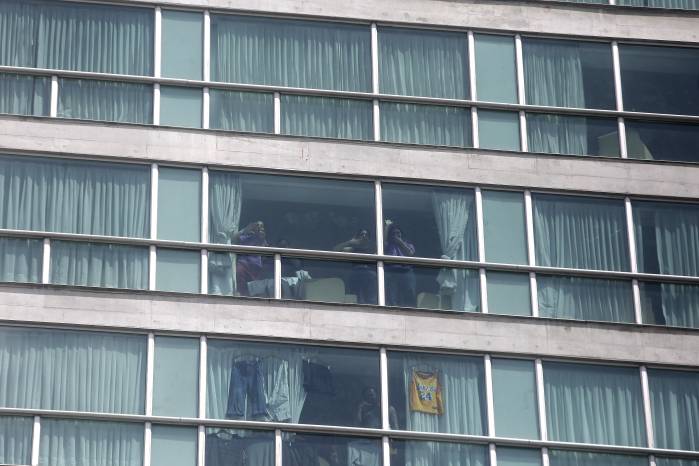 Migrantes hacen señas desde una ventana del hotel Decápolis este martes en Ciudad de Panamá, donde se mantienen tras ser deportados de EE.UU. Migrantes hacen señas desde una ventana del hotel Decápolis este martes en Ciudad de Panamá, donde se mantienen tras ser deportados de EE.UU.