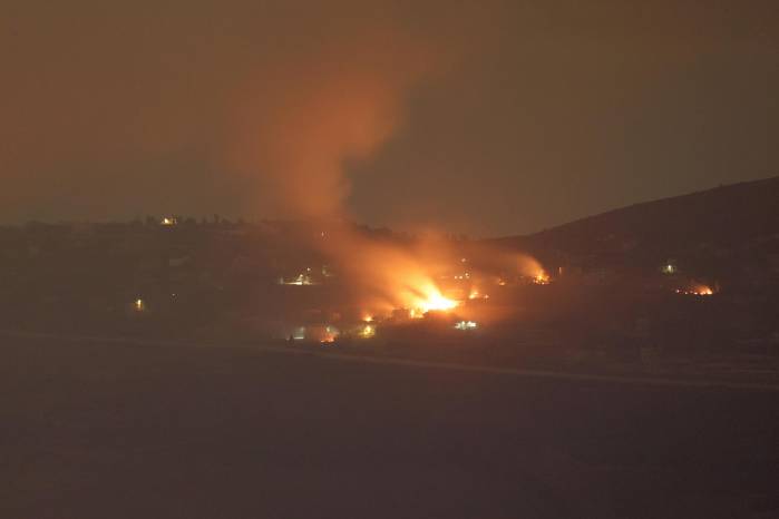 Los proyectiles de artillería israelíes alcanzaron zonas cercanas a aldeas del sur del Líbano a lo largo de la frontera con Israel, visto desde la Alta Galilea, al norte de Israel, el 30 de septiembre de 2024. Los proyectiles de artillería israelíes alcanzaron zonas cercanas a aldeas del sur del Líbano a lo largo de la frontera con Israel, visto desde la Alta Galilea, al norte de Israel, el 30 de septiembre de 2024.