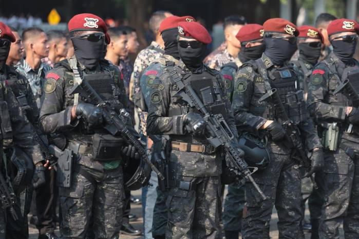 Policías antiterroristas en el cuartel general militar de Indonesia, en Yakarta, durante los preparativos de la visita del papa Francisco. Policías antiterroristas en el cuartel general militar de Indonesia, en Yakarta, durante los preparativos de la visita del papa Francisco.