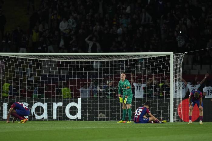 Los jugadores del FC Barcelona tras el cuarto gol del PSG durante el partido de vuelta de los cuartos de final de la Liga de Campeones. Los jugadores del FC Barcelona tras el cuarto gol del PSG durante el partido de vuelta de los cuartos de final de la Liga de Campeones.
