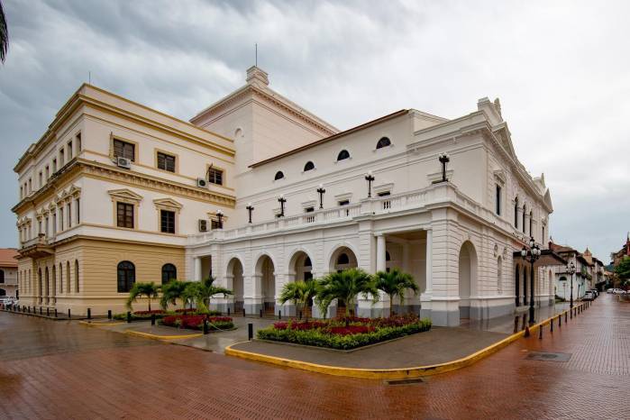 Fachada del Teatro Nacional de Panamá. Fachada del Teatro Nacional de Panamá.