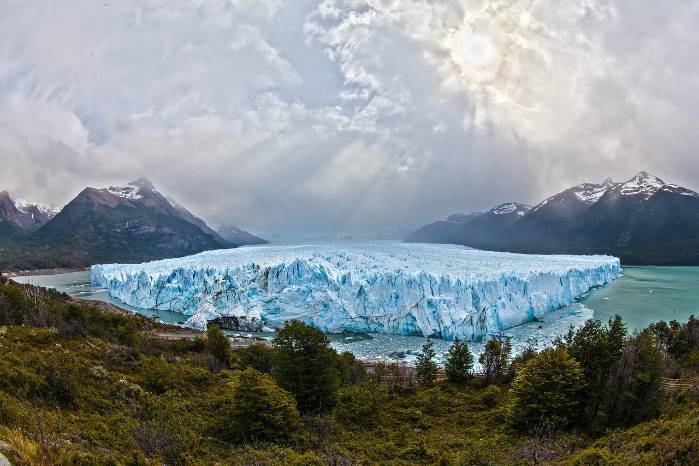 Por el momento la NASA ha refutado estos vaticinios de una era glaciar. Por el momento la NASA ha refutado estos vaticinios de una era glaciar.