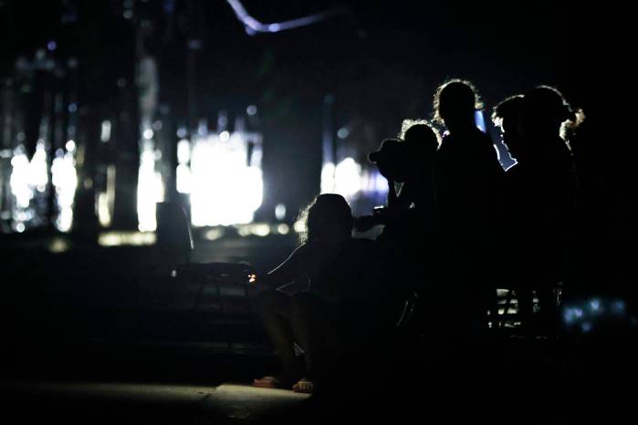 Personas esperan en una calle sin luz este sábado, en La Habana, Cuba. Personas esperan en una calle sin luz este sábado, en La Habana, Cuba.