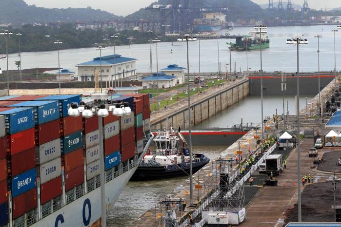 Fotografía de archivo del buque Cosco Houston al realizar un tránsito de prueba por la esclusa de Cocolí (Pacífico) en el Canal Ampliado de Panamá. Fotografía de archivo del buque Cosco Houston al realizar un tránsito de prueba por la esclusa de Cocolí (Pacífico) en el Canal Ampliado de Panamá.
