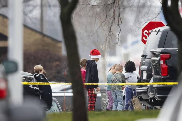 Niños son escoltados fuera del lugar de un tiroteo en una escuela cristiana, el 16 de diciembre de 2024 en Wisconsin. Niños son escoltados fuera del lugar de un tiroteo en una escuela cristiana, el 16 de diciembre de 2024 en Wisconsin.