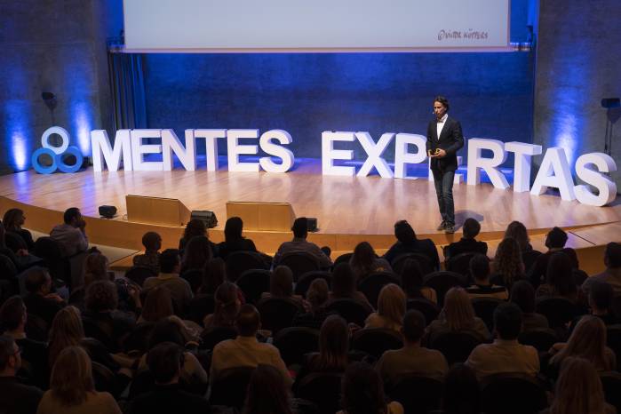 Víctor Küppers recomienda que no alimentemos a los pensamientos negativos porque eso genera un bucle emocional y es muy difícil salir de esa clase de bucles. Víctor Küppers recomienda que no alimentemos a los pensamientos negativos porque eso genera un bucle emocional y es muy difícil salir de esa clase de bucles.