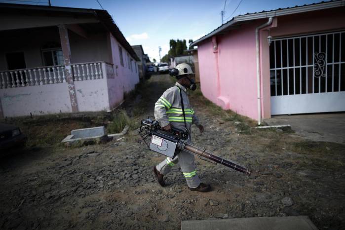 Fotografía de archivo en donde se ve a personal de salud mientras fumiga las calles del barrio San Antonio, en La Chorrera. Fotografía de archivo en donde se ve a personal de salud mientras fumiga las calles del barrio San Antonio, en La Chorrera.