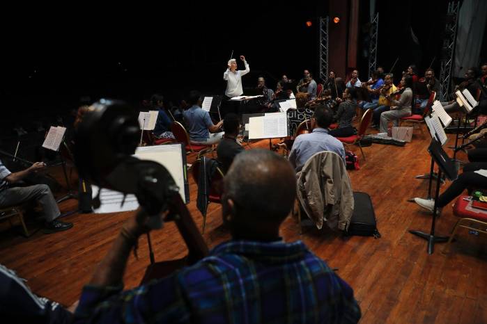 La directora invitada Nell Flanders de los Estados Unidos, dirige un ensayo de la Orquesta Sinfónica de Panamá el 14 de mayo de 2024 en el Teatro Balboa en Ciudad de Panamá. La directora invitada Nell Flanders de los Estados Unidos, dirige un ensayo de la Orquesta Sinfónica de Panamá el 14 de mayo de 2024 en el Teatro Balboa en Ciudad de Panamá.