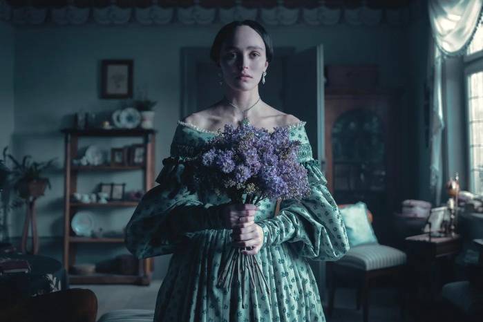 Lily-Rose Depp se levanta como protagonista en el personaje Ellen Hutter, sujeto de deseo del Nosferatu. Lily-Rose Depp se levanta como protagonista en el personaje Ellen Hutter, sujeto de deseo del Nosferatu.