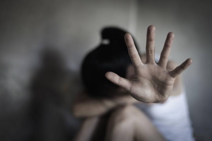 La violencia de género puede darse de tres formas: psicológica, verbal y física, siendo en el 90 % de los casos el orden cronológico exacto en que se presenta. La violencia de género puede darse de tres formas: psicológica, verbal y física, siendo en el 90 % de los casos el orden cronológico exacto en que se presenta.