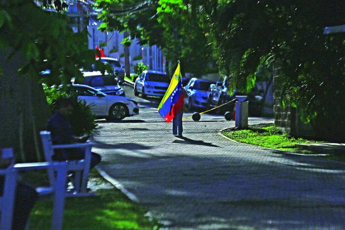 Un venezolano camina en las calles panameñas, con su bandera tricolor. Un venezolano camina en las calles panameñas, con su bandera tricolor.