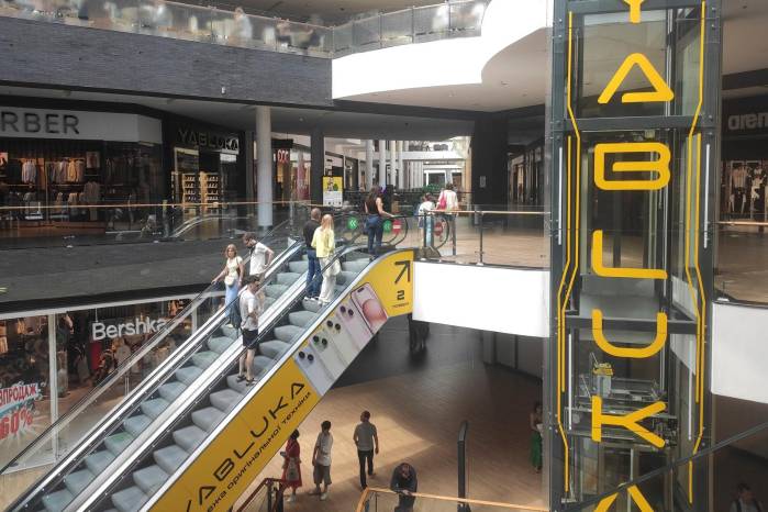 Varias personas visitan un centro comercial, este martes en Leópolis, Ucrania. Varias personas visitan un centro comercial, este martes en Leópolis, Ucrania.