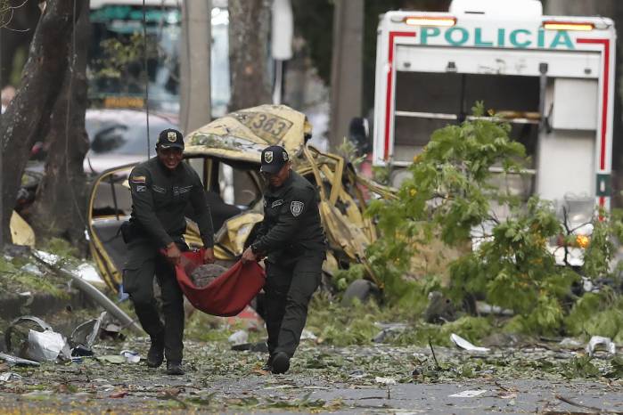 Integrantes de la Policía Nacional trasladan un cilindro tras una explosión en inmediaciones de la Escuela Militar de Aviación Marco Fidel Suárez este jueves, en Cali (Colombia). Al menos cinco personas murieron y 36 resultaron heridas por un atentado perpetrado con un camión bomba. EFE/ Ernesto Guzmán Jr Integrantes de la Policía Nacional trasladan un cilindro tras una explosión en inmediaciones de la Escuela Militar de Aviación Marco Fidel Suárez este jueves, en Cali (Colombia). Al menos cinco personas murieron y 36 resultaron heridas por un atentado perpetrado con un camión bomba. EFE/ Ernesto Guzmán Jr
