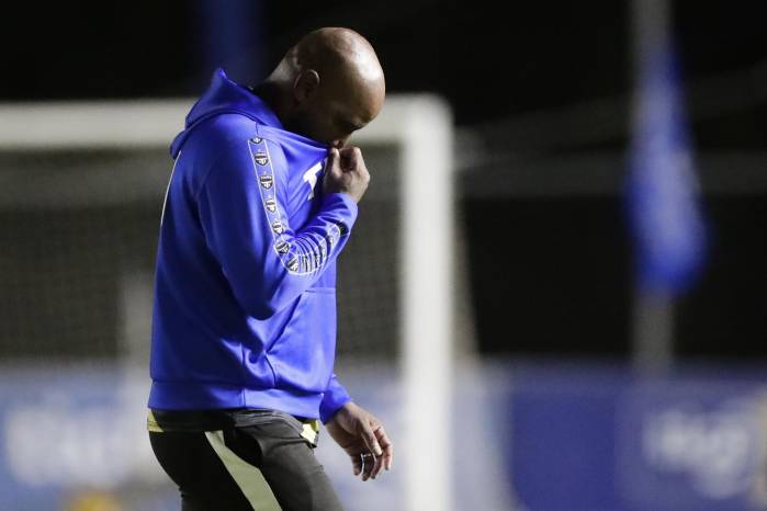 El entrenador de Tauro Felipe Baloy sale del campo luego de recibir tarjeta roja hoy, en la final de la Liga Panameña de Fútbol (LPF) contra el Tauro hoy, en el estadio Universitario F.C. en la ciudad de Coclé (Panamá). El entrenador de Tauro Felipe Baloy sale del campo luego de recibir tarjeta roja hoy, en la final de la Liga Panameña de Fútbol (LPF) contra el Tauro hoy, en el estadio Universitario F.C. en la ciudad de Coclé (Panamá).
