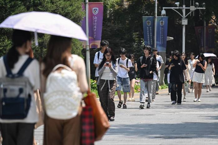 Jóvenes en medio de las calles de China. Jóvenes en medio de las calles de China.