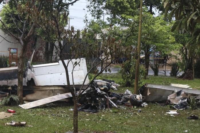 Fotografía de los restos y escombros de una avioneta que se accidentó hoy en Jaboticabal, estado de Sao Paulo (Brasil). EFE/ Luciano Claudino Fotografía de los restos y escombros de una avioneta que se accidentó hoy en Jaboticabal, estado de Sao Paulo (Brasil). EFE/ Luciano Claudino