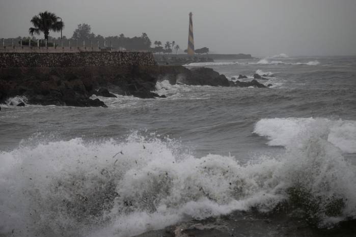 Fotografía que muestra el intenso oleaje, ante el avance del huracán Beryl, este martes en Santo Domingo. Fotografía que muestra el intenso oleaje, ante el avance del huracán Beryl, este martes en Santo Domingo.