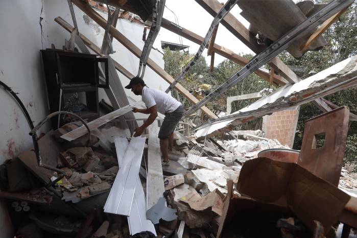 Una hombre fue captado el pasado 17 de abril al revisar entre los escombros de una casa afectada por una explosión, atribuida a las disidencias de las FARC, en Mondomo (Cauca, Colombia). Una hombre fue captado el pasado 17 de abril al revisar entre los escombros de una casa afectada por una explosión, atribuida a las disidencias de las FARC, en Mondomo (Cauca, Colombia).