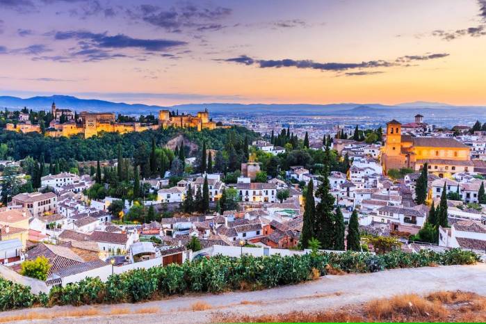 Alhambra de Granada, en España. Fortaleza de la Alhambra y barrio del Albaicín al atardecer. Alhambra de Granada, en España. Fortaleza de la Alhambra y barrio del Albaicín al atardecer.