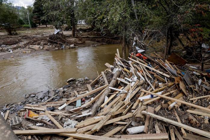 Fotografía del 3 de octubre de escombros a lo largo de las orillas de un río tras las inundaciones provocadas por el huracán Helene en Estados Unidos. Fotografía del 3 de octubre de escombros a lo largo de las orillas de un río tras las inundaciones provocadas por el huracán Helene en Estados Unidos.