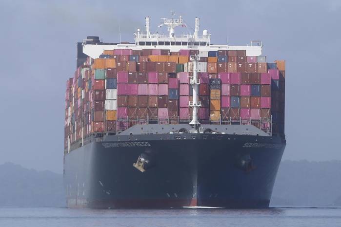 Fotografía del 5 de diciembre de 2024 de un buque portacontenedores durante su recorrido por el Corte Culebra en el Canal de Panamá (Panamá). EFE/ Carlos Lemos Fotografía del 5 de diciembre de 2024 de un buque portacontenedores durante su recorrido por el Corte Culebra en el Canal de Panamá (Panamá). EFE/ Carlos Lemos