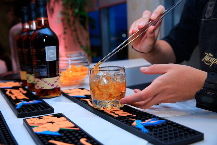 Los invitados fueron recibidos por un coctel Old fashioned. Los invitados fueron recibidos por un coctel Old fashioned.