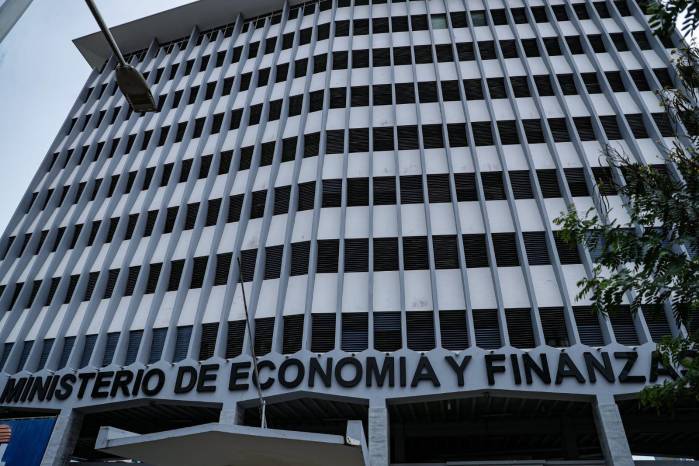 El Ministerio de Economía y Finanzas continúa con la estrategia de diversificar las fuentes de financiamiento del Estado entre mercado nacionales y los internacionales. El Ministerio de Economía y Finanzas continúa con la estrategia de diversificar las fuentes de financiamiento del Estado entre mercado nacionales y los internacionales.